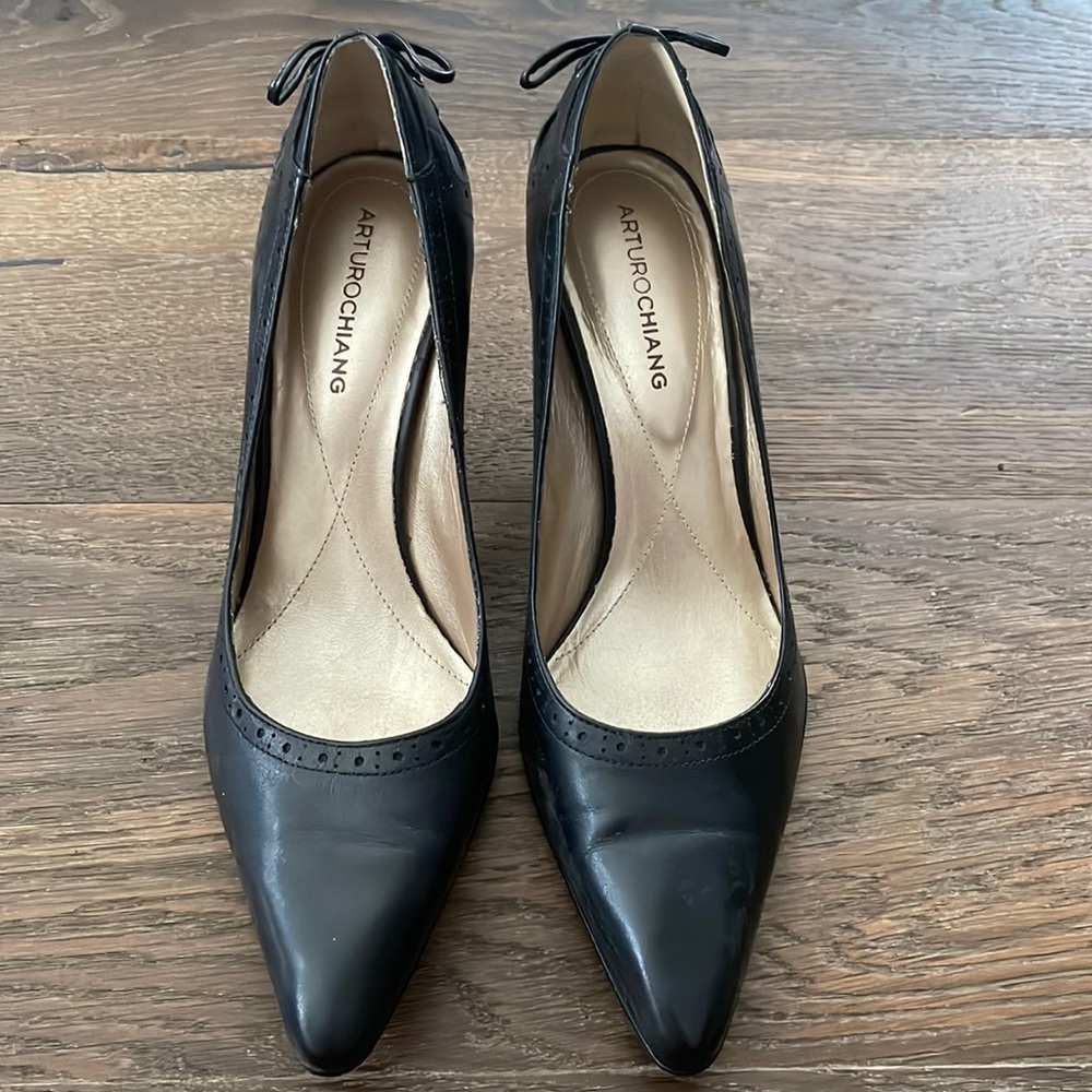 Arturo Chiang classic pump